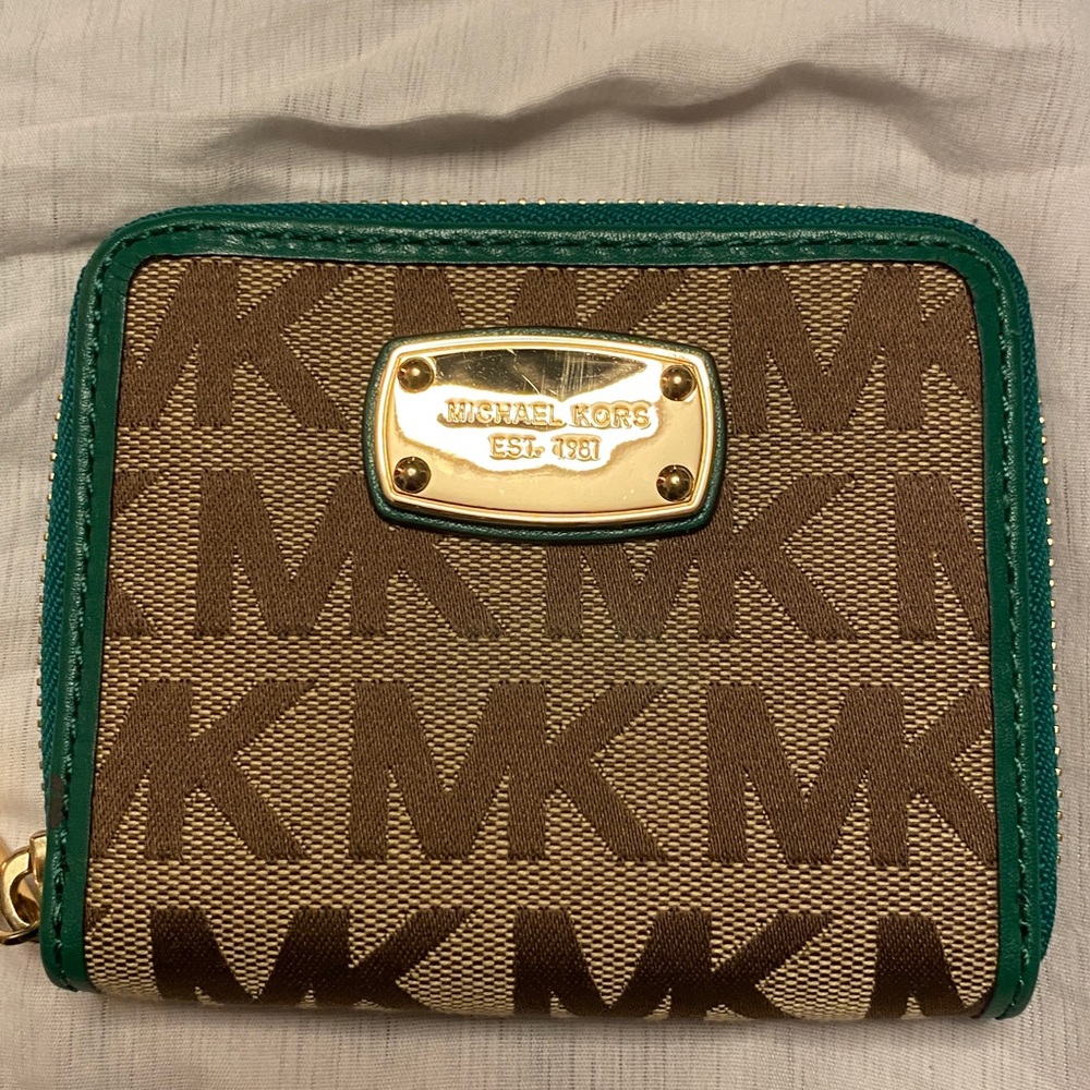 Michael kors wallet . Looks new FINAL PRICE